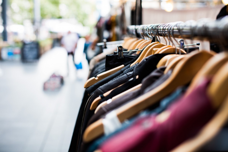 vitrine-SOSPEL-min_blur_close_up_focus_hanger_jacket_market_people_rack-1176303